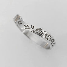 Ladda upp bild till gallerivisning, Elegant Enkel Ring med Blommönster
