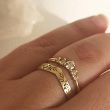 Ladda upp bild till gallerivisning, Elegant Enkel Ring med Blommönster
