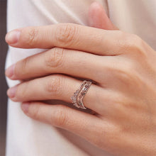 Ladda upp bild till gallerivisning, Elegant Enkel Ring med Blommönster
