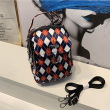 Ladda upp bild till gallerivisning, Crossbody-väska med nylontryck
