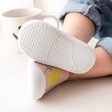 Ladda upp bild till gallerivisning, Neutral &amp; Andandes Stickad - Halkfria babysko-strumpor
