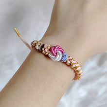 Ladda upp bild till gallerivisning, 🩷Till min dotter/barnbarnsdotter 🩷 - Armband med knut av persikoblommor

