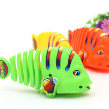 Ladda upp bild till gallerivisning, 🐠Clockwork svängande tecknad fisk leksaker
