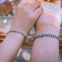 Ladda upp bild till gallerivisning, Magnetarmband med design
