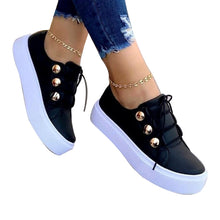 Ladda upp bild till gallerivisning, Casual sneakers med nageldekoration
