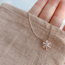 Ladda upp bild till gallerivisning, Glänsande Snöflinga Halsband
