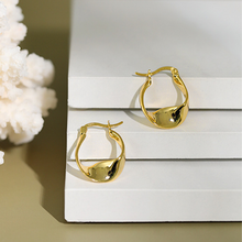 Ladda upp bild till gallerivisning, Snygga guldörhängen med twist ring
