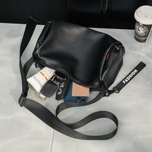 Ladda upp bild till gallerivisning, Lätt crossbody hink-väska
