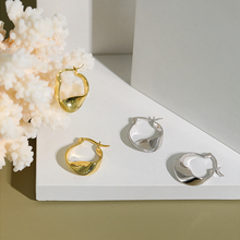 Ladda upp bild till gallerivisning, Snygga guldörhängen med twist ring
